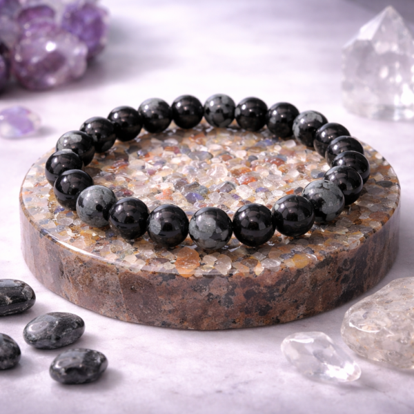 natural orgone / orgonite pyramid 40 mm (amethyst)