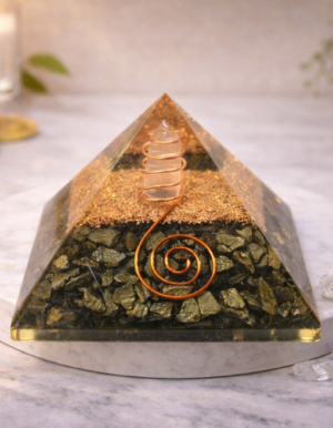 natural orgone / orgonite pyramid 40 mm (amethyst)