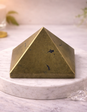 natural orgone / orgonite pyramid 40 mm (amethyst)